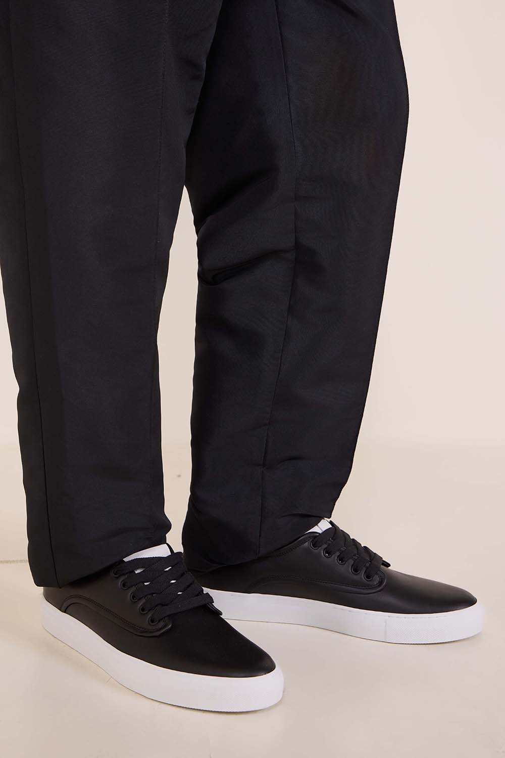 תמונת כל הלוק של נעלי סניקרס עור